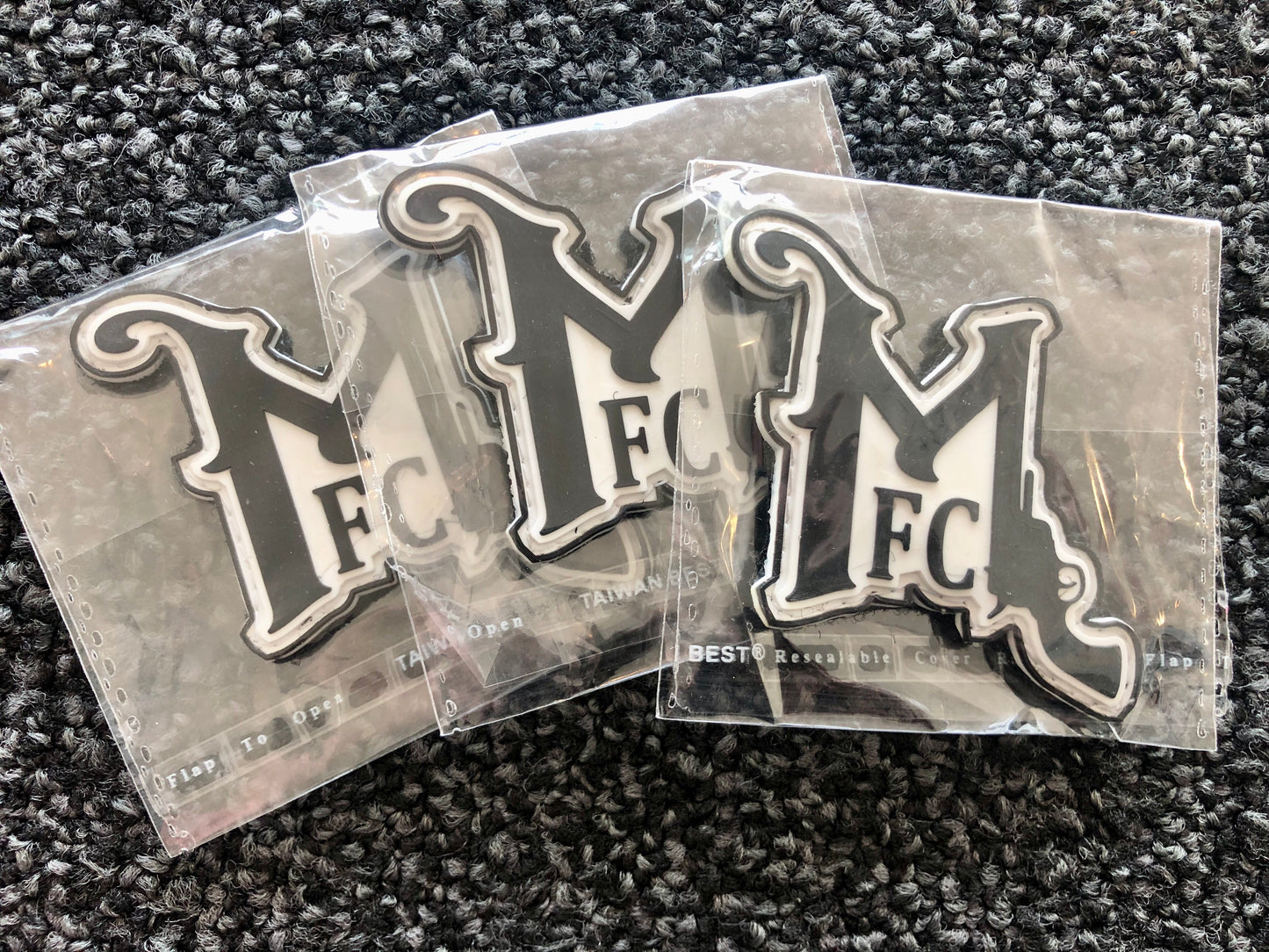 Parche con logo de PVC 'MFC' del Medio Oeste con respaldo de velcro -Manchado-