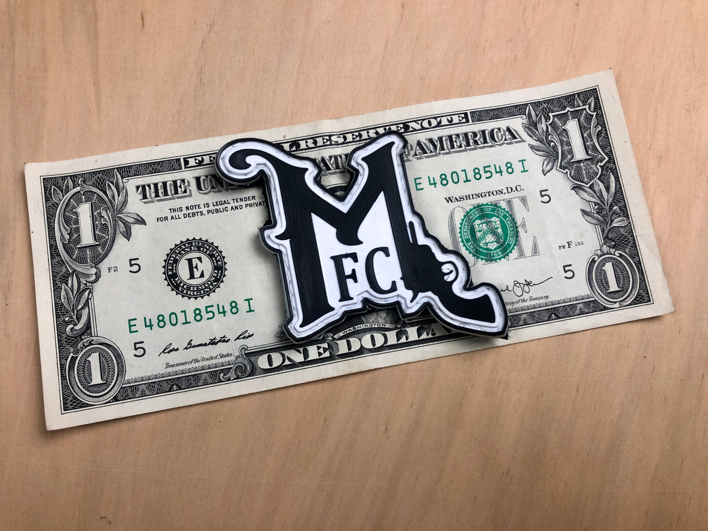 Parche con logo de PVC 'MFC' del Medio Oeste con respaldo de velcro -Manchado-